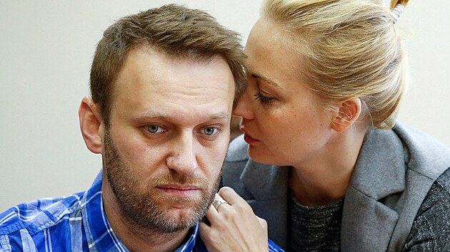 Alexej Navalnyj a jeho �ena Julija b�hem p�el��en� u moskevsk�ho soudu (23. dubna 2015)