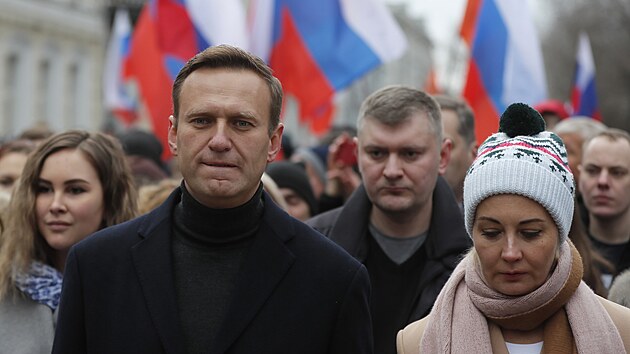 Alexej Navalnyj a jeho ena Julija bhem vzpomnkovho pochodu na pamtku Borise Nmcova (29. nora 2020)
