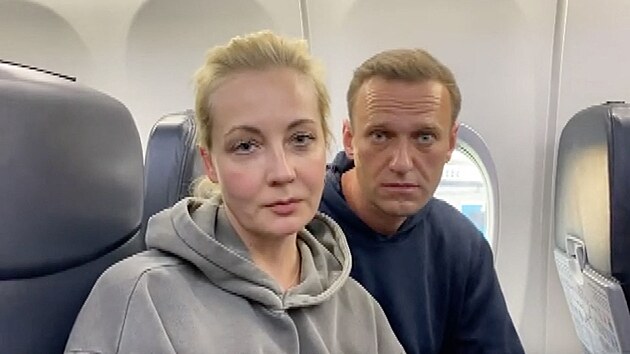 Alexej Navalnyj a jeho ena Julija se vrac z Nmecka do Moskvy. (17. ledna 2021)