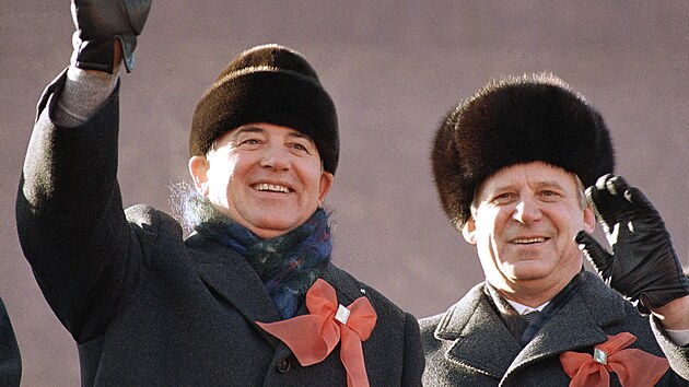 Michail Gorbaov a jeho premir Nikolaj Rykov bhem sedmdestho vro VSR v Moskv (7. listopadu 1987)