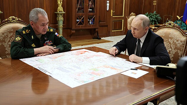 Ruský ministr obrany Sergej ojgu podává Vladimiru Putinovi hláení o dobytí...