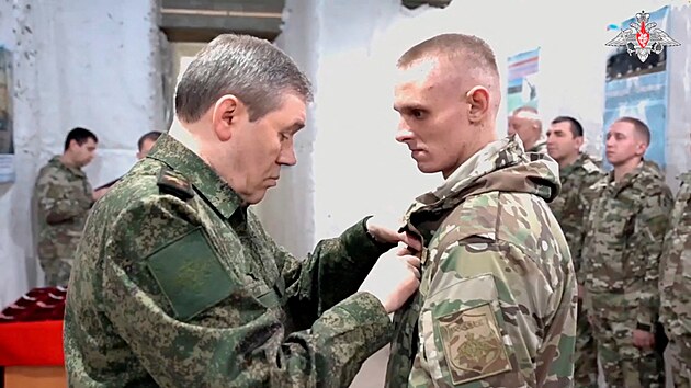 Nelnk ruskho generlnho tbu Valerij Gerasimov vyznamenv astnky boj o Avdijivku (21. nora 2024)