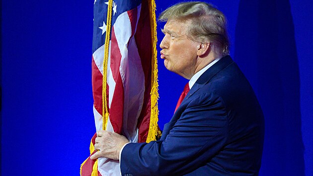 Republiknsk kandidt na prezidenta Donald Trump lb americkou vlajku na pedvolebnm mtinku v Marylandu. (24. nora 2024)
