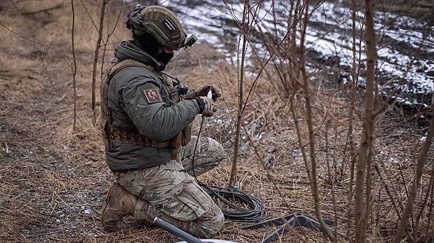 Ukrajinsk� voj�k nedaleko Avdijivky p�ipravuje internetov� modul Starlink. (20. �nora 2024)