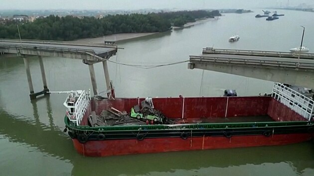 Nákladní loď narazila do mostu. Do vody spadlo několik aut i autobus