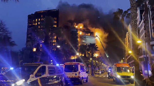 Ve španělské Valencii hoří výšková budova