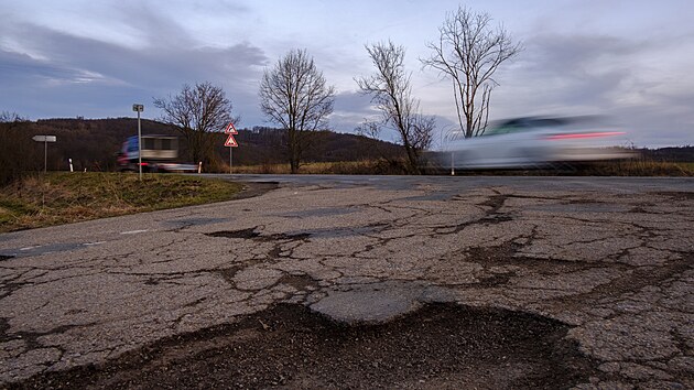 Silnice z Ostrovaic do Veversk Btky na Brnnsku je pln dr a zplat, s opravou se stle nepot.