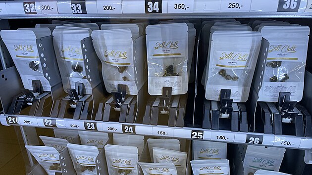 Produkty s HHC lze koupit v automatu v podchodu pod brn�nsk�m hlavn�m n�dra��m, ale jen do konce �nora, ne� za�ne platit z�kaz jejich prodeje.