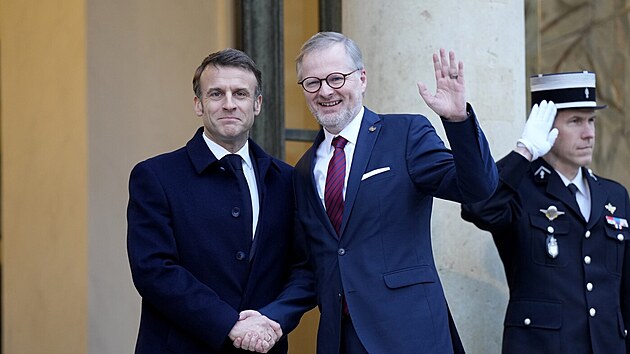 Petr Fiala a Emauel Macron na summitu o podpoe Ukrajiny v Pai  (26. nora 2024)