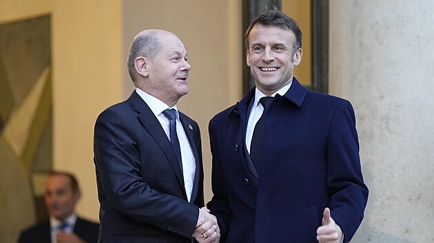 Olaf Scholz a Emmanuel Macron na summitu o podpoe Ukrajiny v Paíi (26. února...