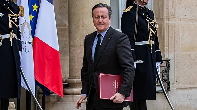 Britsk ministr zahrani David Cameron pichz na pask summit k pomoci Ukrajin. (26. nora 2024)