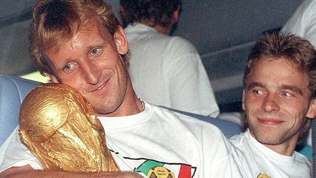 Fotbalista Andreas Brehme s pohárem pro mistra svta 1990. Finále rozhodl svou...