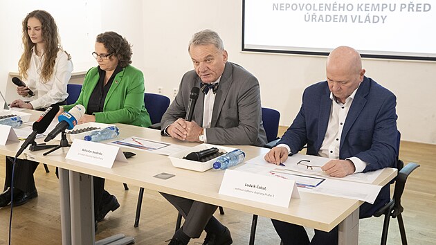 Tiskov� konference starostky Prahy 1 Terezie Radom��sk� (TOP 09) a prim�tora Bohuslava Svobody (ODS) k odstran�n� nepovolen�ho peti�n�ho st�nku od ��adu vl�dy. Svoboda st�nek  p�irovnal ke slumu z Afriky a dodal, �e z�m�r aktivisty Thora nem� s demokratick�m vyj�d�en�m nic spole�n�ho. (23. �nora 2024)