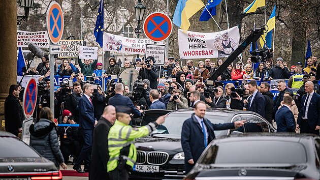 Protest proti maarskmu premirovi Viktoru Orbnovi a slovenskmu premirovi...
