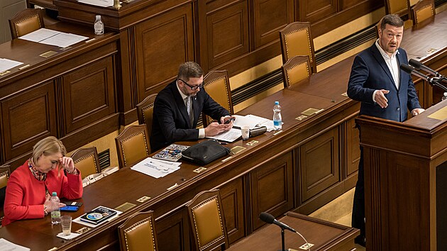 Ministryn� obrany Jana �ernochov� (ODS), ministr vnitra V�t Raku�an (STAN) a Tomio Okamura (SPD) na jedn�n� Poslaneck� sn�movny, kde se poslanci mimo��dn� se�li z podn�tu opozi�n�ho ANO k migra�n�mu paktu EU. (28. �nora 2024)