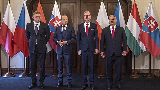Setkání lídr V4. Zleva Robert Fico, Donald Tusk, Petr Fiala a Viktor Orbán....
