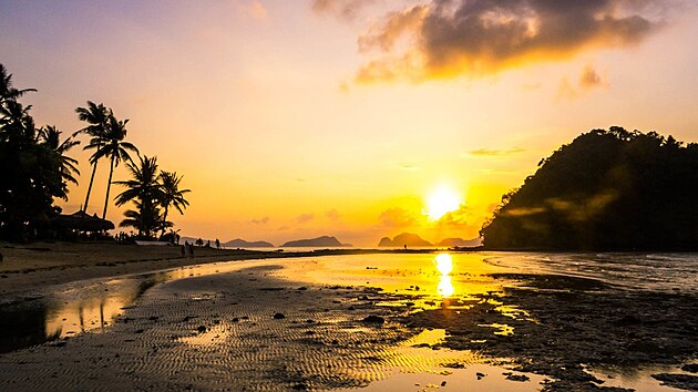 Le�� jen �tvrt hodiny ch�ze od �civilizace� a hotelov�ch resort� v El Nido, p�esto p�sob� dokonale zapomenut�m dojmem. Palawansk� pl� Maremegmeg se po��t� za jedni�ku cel�ch Filip�n.