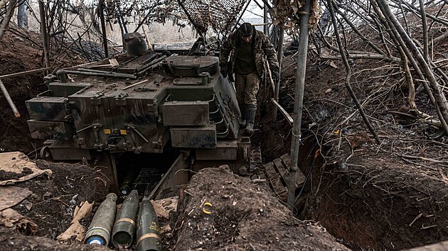 Ukrajinsk vojk vedle dla M109 na pozici nedaleko Bachmutu v Donck oblasti (19. nora 2024)