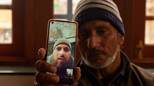 Otec Azada Júsufa Kumara drí v indickém mst Pulwama telefon s fotografiemi...