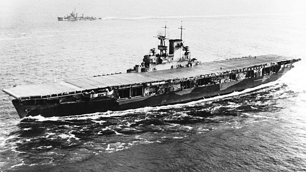 USS Wasp (CV-7) s doprovodnm torpdoborcem