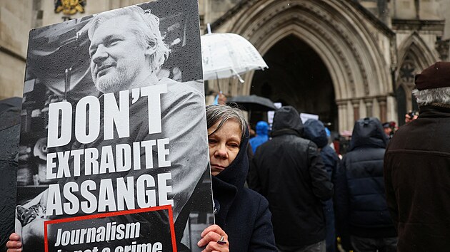 Podporovatel Juliana Assange ped budovou soudu v Londn (21. nora 2024)