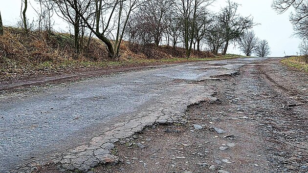 Cesta, po kter maj obyvatel ele na Lounsku jezdit v dob opravy mostu.