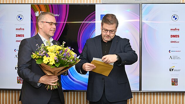 Hejtman steckho kraje Jan Schiller (vpravo) pi vyhlaovn EY Podnikatel roku 2023 steckho kraje. Za poadatele dorazil Josef dobichovsk. (27. nora 2024)