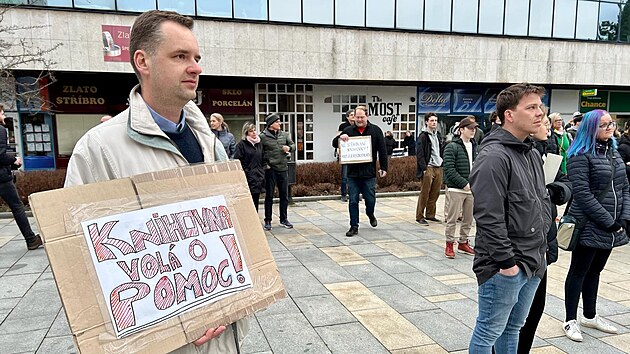 V centru Mostu se kon demonstrace kvli chystan oprav kulturnho domu Repre. ad lid se podoba projektu nelb. Mnohm vad i skutenost, e by se do objektu mla pesthovat knihovna. Chtj, aby dl zstala na souasn adrese a opravila se. (27. nora 2024)