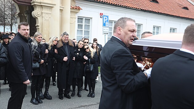 V�clava Ko�ku star��ho p�i odchodu z kl�tera podp�rali p��buzn�. (23. �nora 2024)