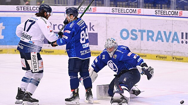 Vítkovice defans oyuncusu Radek Jeřábek (17), Ocak ayında Pilsen forveti ile kavga ediyor.