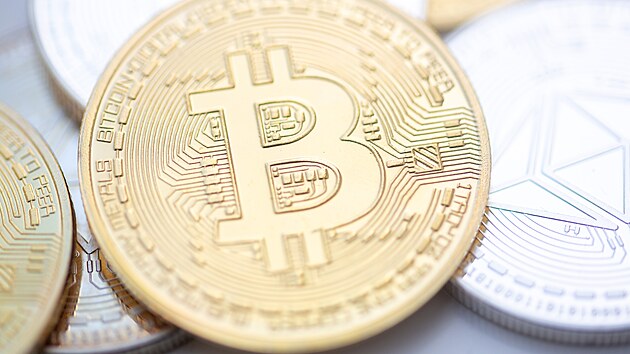 Bitcoin je internetová open-source P2P platební sí a také v této síti...