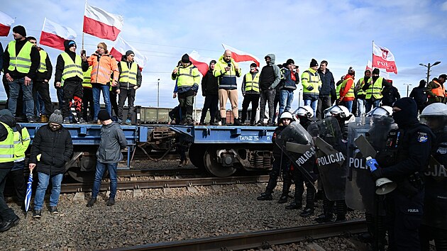 Protest zemdlc na elezninch kolejch na hraninm pechodu s Ukrajinou v polsk Medice (20. nora 2024)