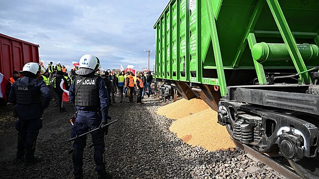 Polští rolníci zablokovali železniční dopravu v obci Medyka a vysypali přitom...