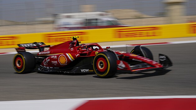 Carlos Sainz ve Ferrari na trati v Bahrajnu.