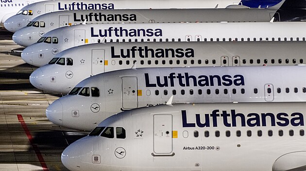 V Německu ve čtvrtek brzy ráno začala další stávka pozemního personálu aerolinek Lufthansa. Potrvá do soboty ráno a podle letecké společnosti dolehne až na 200 tisíc cestujících. Stávkují také strojvedoucí osobních vlaků. Vnitrostátní i mezinárodní doprava bude během 35hodinové protestní akce podle německých drah Deutsche Bahn výrazně narušena. Zrušeny jsou i spoje s Českem. 