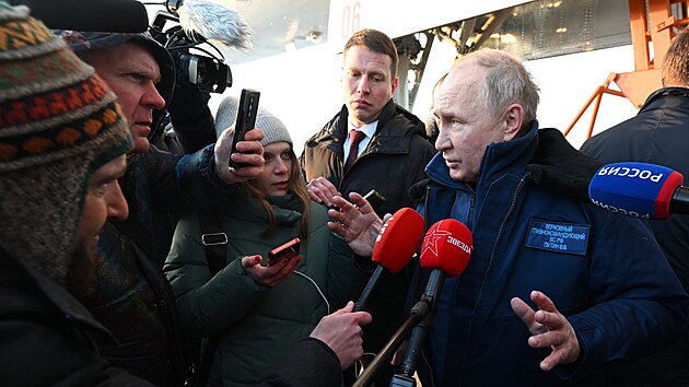 Rusk prezident Vladimir Putin se proltl strategickm bombardrem Tu-160M, kter je schopen nst stely s jadernou hlavic. (22. nora 2024)