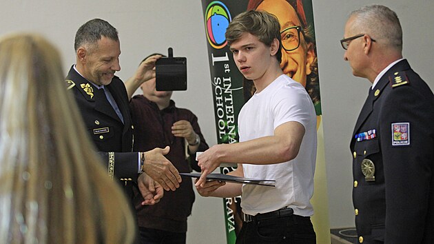 Student Jan Baloun (uprosted), kterho za statenost pi zabrnn loupenmu pepaden v centru Ostravy ocenil krajsk policejn editel Tom Kuel (vlevo). (26. nora 2024)