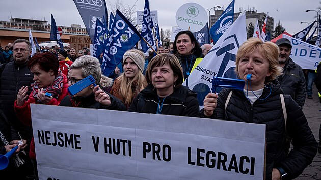 Protestn� m�tink asi dvou tis�covek zam�stnanc� ostravsk� huti Liberty p�ed hlavn� branou firmy (22. �nora 2024)