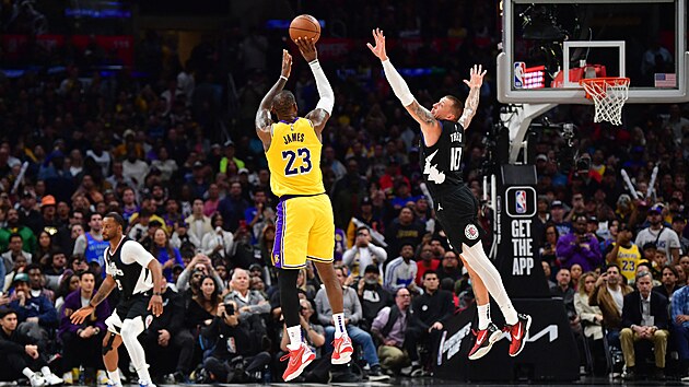 LeBron James (ve lutm) z LA Lakers zakonuje bhem derby proti Clippers.