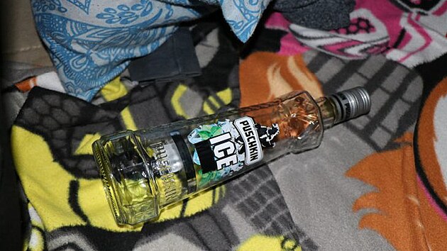 V kabin vozidla policist nalezli przdnou lhev od vodky. Kdy se konen povedla dechov zkouka, pstroj ukzal v dechu idie 2,52 promile alkoholu. ofr byl pi kontrole agresivn a policistm nadval.  (22. nora 2024)