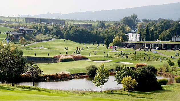 Golfov arel Kaskda se nachz v dol mezi Kuim a Jinaovicemi.