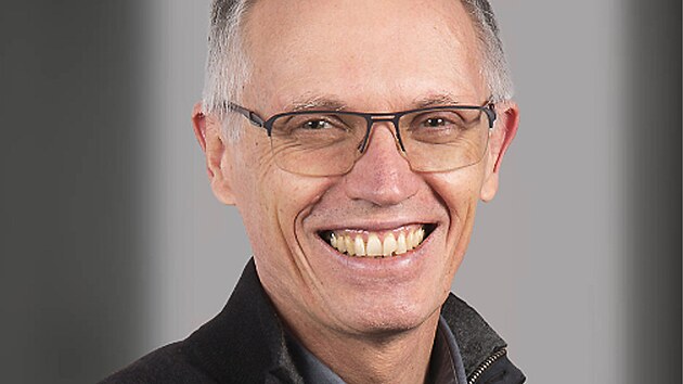 VYSM�T� TAVARES. Lo�sk� odm�na gener�ln�ho �editele Stellantisu Carlose Tavarese meziro�n� stoupla o v�ce ne� polovinu na 36,49 milionu eur (920 milion� korun). To je ��stka, kter� odpov�d� 518n�sobku pr�m�rn�ho platu zam�stnance Stellantisu. Odr�� to finan�n� v�konnost spole�nosti v roce 2023, kter� zahrnovala �ist� zisk ve v��i t�m�� 20 miliard USD. Z�kladn� plat portugalsk�ho mana�era je p�itom jen na �rovni asi 51 milion� korun.