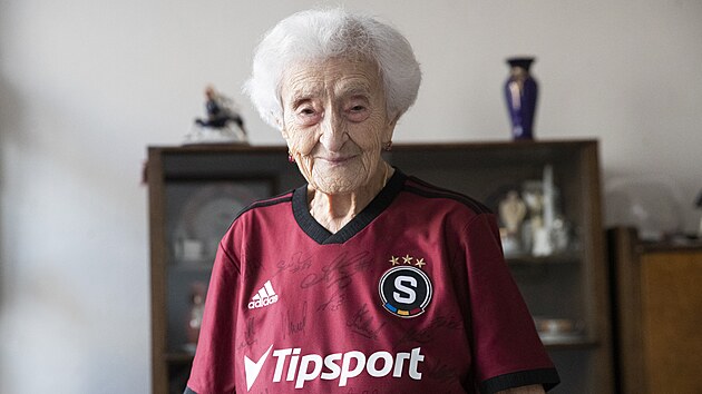 101letá fanynka Sparty Jaroslava Koubková.