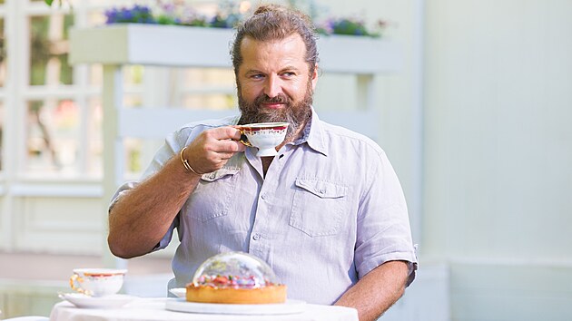 Josef Mar��lek s tartaletkou, kterou si p�ipravil jako technickou v�zvu pro sout��c� amat�ry.