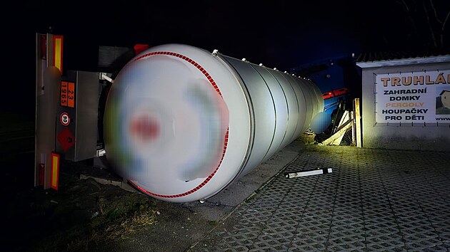 Cisternu s butanem po nehod zajistili jihoet hasii. Do akce pak musely vyproovac automobily ze stanice esk Budjovice a Zchrannho tvaru HZS R ze Zbirohu. (26. nora 2024)