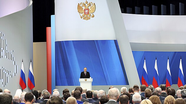 Pohled z publika na ruskho prezidenta Vladimira Putina pi projevu (29. nora 2024)