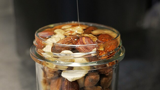 V nab�dce rodinn� farmy �eskej med nechyb� ani obl�ben� o�echy v medu.