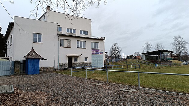 Budova sokolovny v Pibyslavi podle mstnch pipomn spe temnou kobku, ne sportovit. Nutn potebuje rekonstrukci. Kdy se o ni chtlo postarat msto, esk sokolsk obec pevod majetku odmtla.