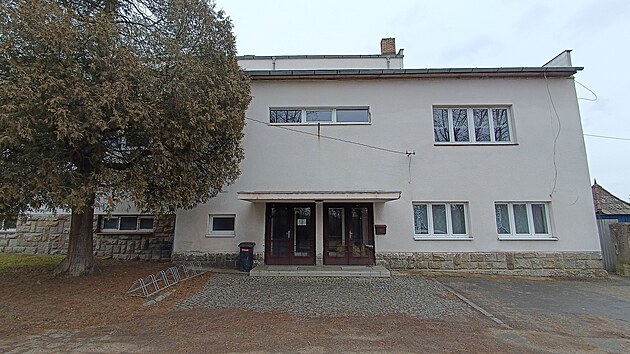 Budova sokolovny v Pibyslavi podle mstnch pipomn spe temnou kobku, ne sportovit. Nutn potebuje rekonstrukci. Kdy se o ni chtlo postarat msto, esk sokolsk obec pevod majetku odmtla.