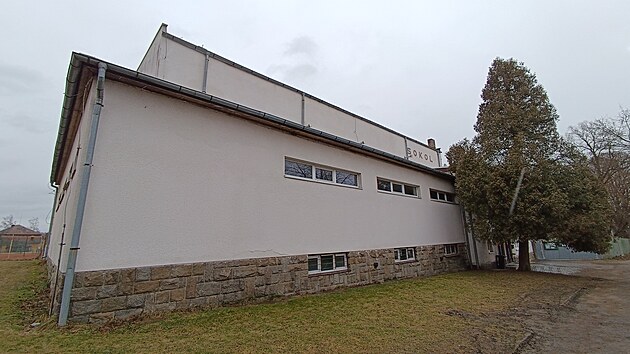 Budova sokolovny v P�ibyslavi podle m�stn�ch p�ipom�n� sp�e temnou kobku, ne� sportovi�t�. Nutn� pot�ebuje rekonstrukci. Kdy� se o ni cht�lo postarat m�sto, �esk� sokolsk� obec p�evod majetku odm�tla.